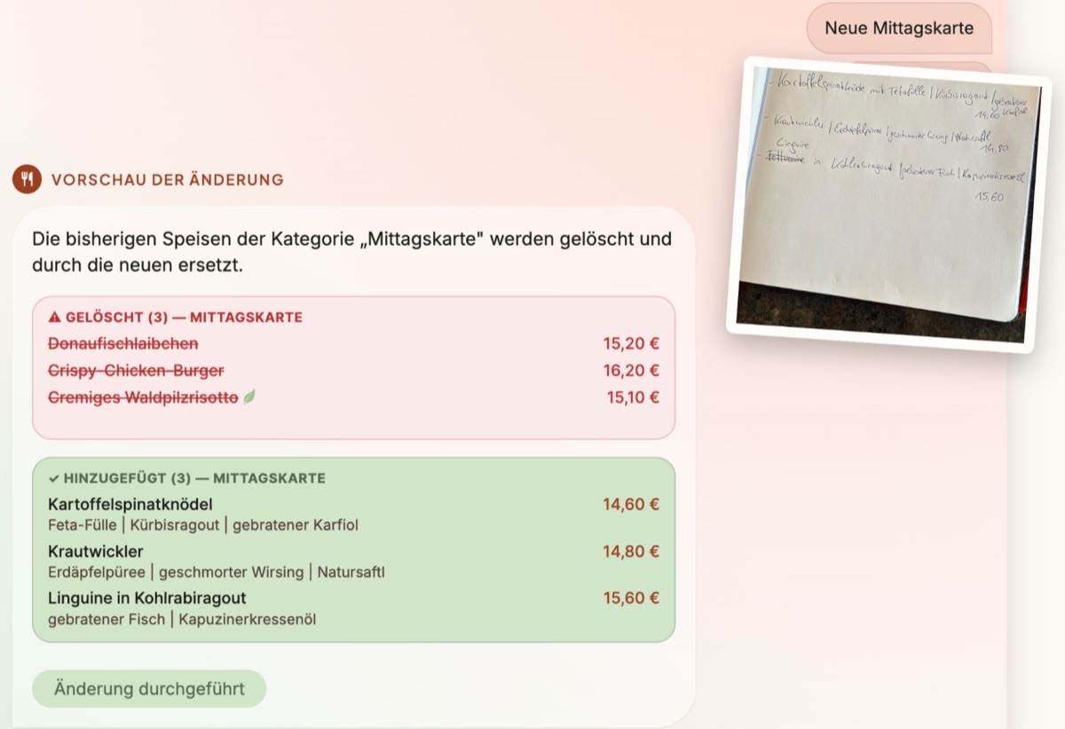 Foto einer handgeschriebenen Mittagskarte; der Assistent zeigt die Vorschau: drei bisherige Gerichte werden gelöscht, drei neue mit Preisen hinzugefügt.